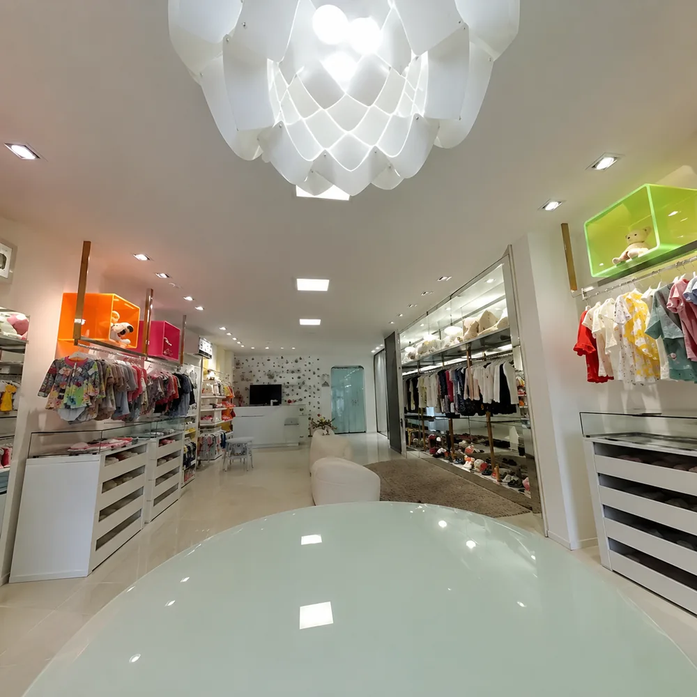 Seção de moda bebê da Casa do Tio com roupinhas delicadas