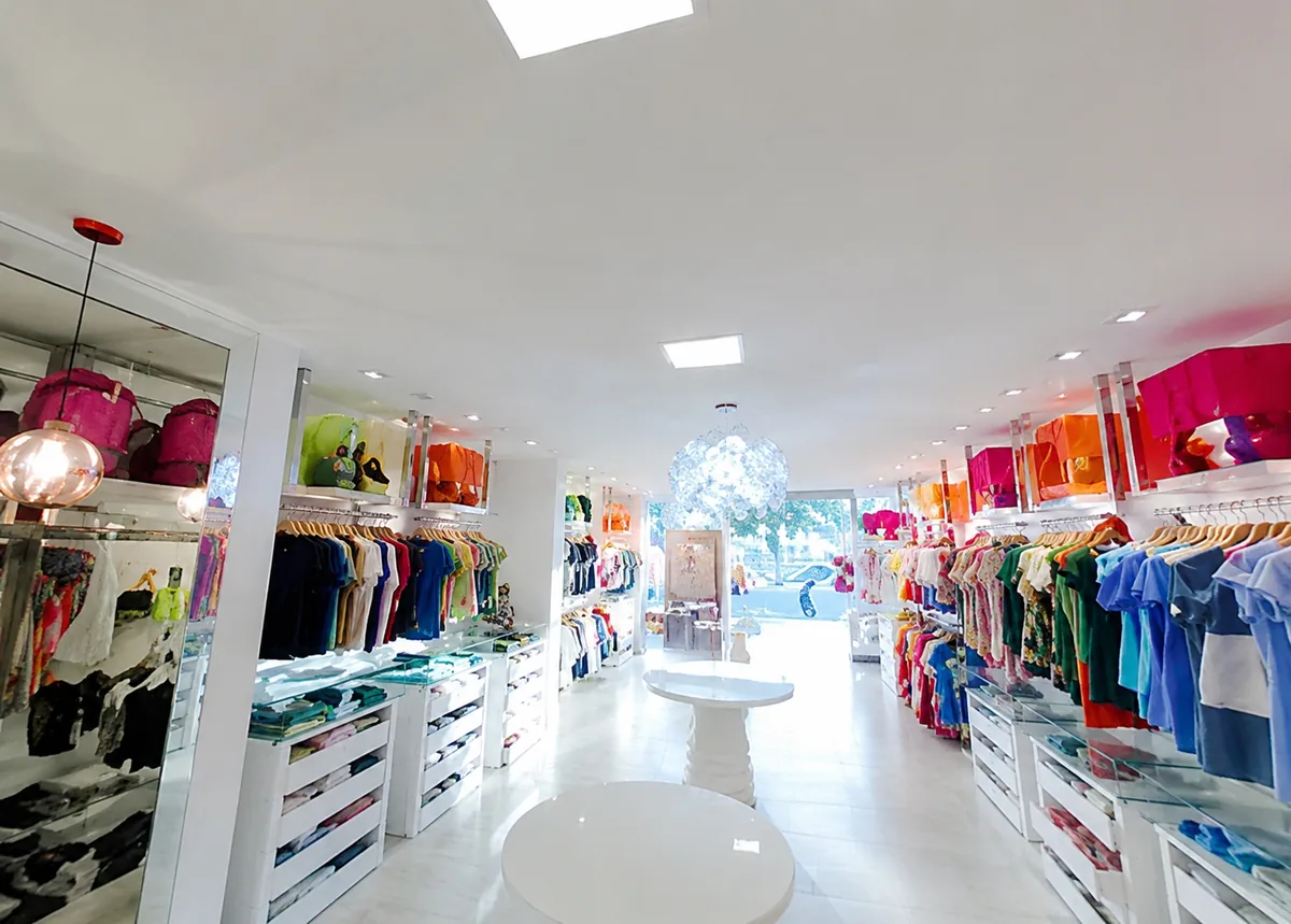 Interior da Casa do Tio em Caruaru, com araras organizadas e espaço amplo e colorido